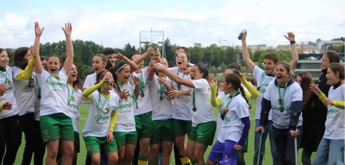 Sub-15 de futebol feminino do Futebol Clube Paços de Ferreira sagram-se campeãs distritais